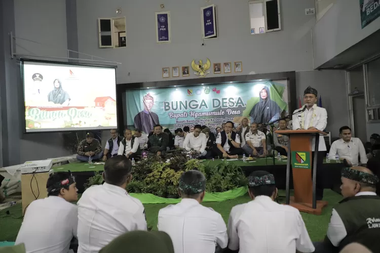 Bupati Bandung, Dadang Supriatna memberikan sambutan dalam giat Bunga Desa yang berlangsung di Desa Cibiru Wetan, Kecamatan Cileunyi, Kabupaten Bandung, Rabu (28/12). (ist)