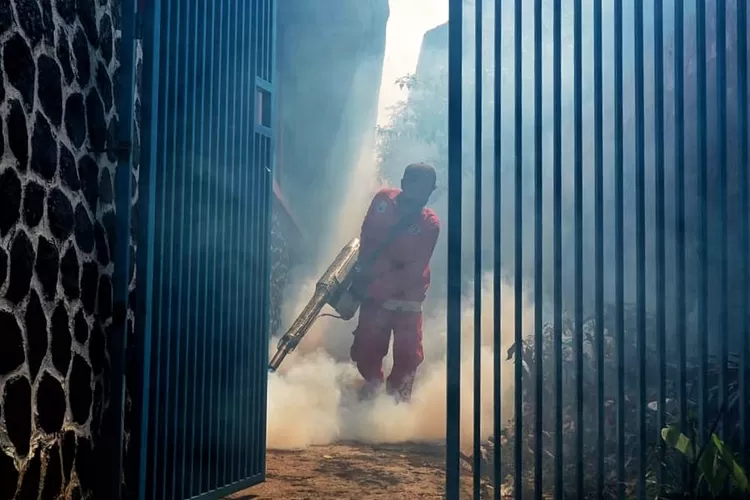  Petugas menyemprotkan foging di wilayah RW 07, Kelurahan Baros, Kecamatan Cimahi Tengah, Kota Cimahi. (FOTO: TAOFIK ACHMAD HIDAYAT/RADAR BANDUNG)