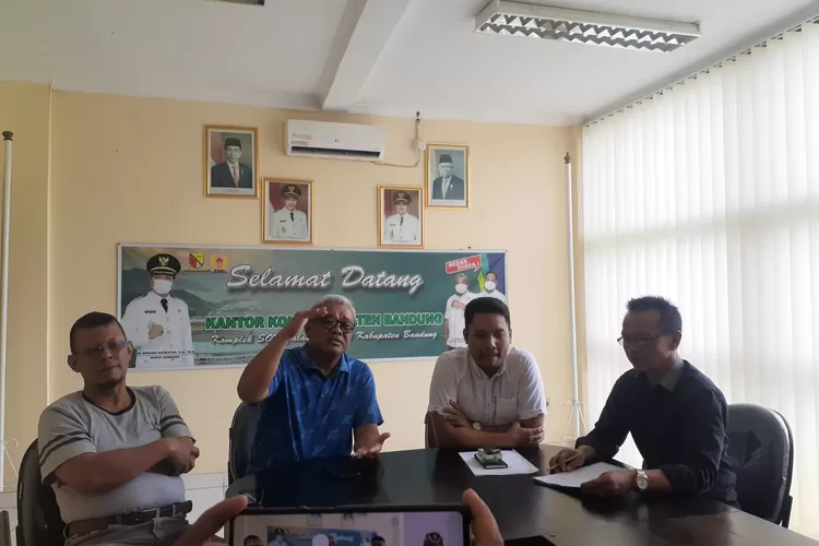 Ketua KONI Kabupaten Bandung, Herda M. Gani memberi keterangan terkait persiapan Musorkab kepada awak pers di Sekretariat KONI Kabupaten Bandung, SOR Si Jalak Harupat, Kuawaringin, Selasa (10/1). (FOTO: PUTRA WAHYU PURNOMO/RADAR BANDUNG)