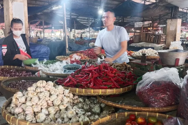 HARGANYA MEROKET: Pedagang di Pasar Induk Cianjur (PIC) mengaku kenaikan harga cabai dan barang sudah terjadi sejak awal hari di tahun 2023. Foto : Bayu Nurmuslim/Radar Cianjur