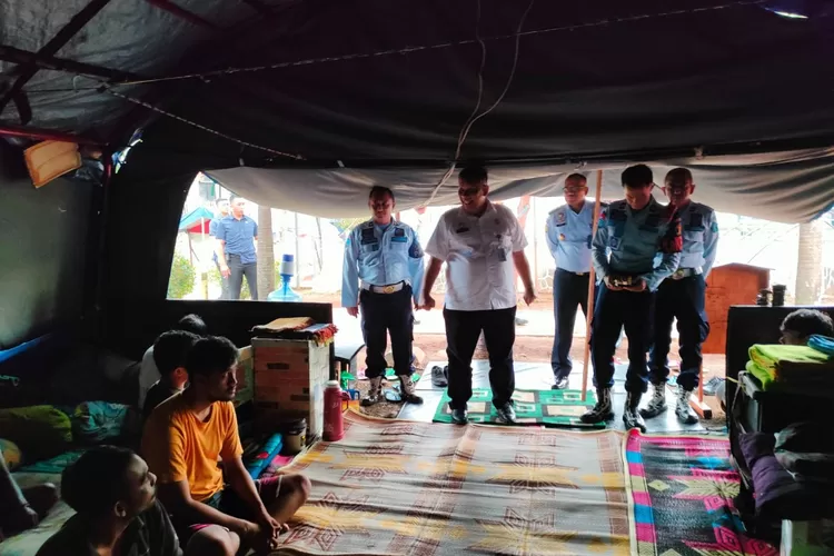 PASTIKAN NYAMAN: Kepala Kantor Wilayah (Kanwil) Kementerian Hukum dan HAM (Kemenkumham) Jawa Barat, R Andika Dwi Prasetya tengah memonitor kondisi Warga Binaan Pemasyarakatan (WBP) di tenda darurat Lapas Cianjur. (Foto Lapas Kelas II B Cianjur)