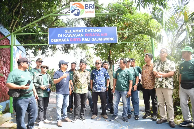 Bupati Dadang Supriatna bersama rombongan melakukan studi tiru pemanfaatan kawasan sungai di sungai wisata Kali Gajahwong, Umbulharjo, Yogjakarta, Kamis (12/1). (ist)