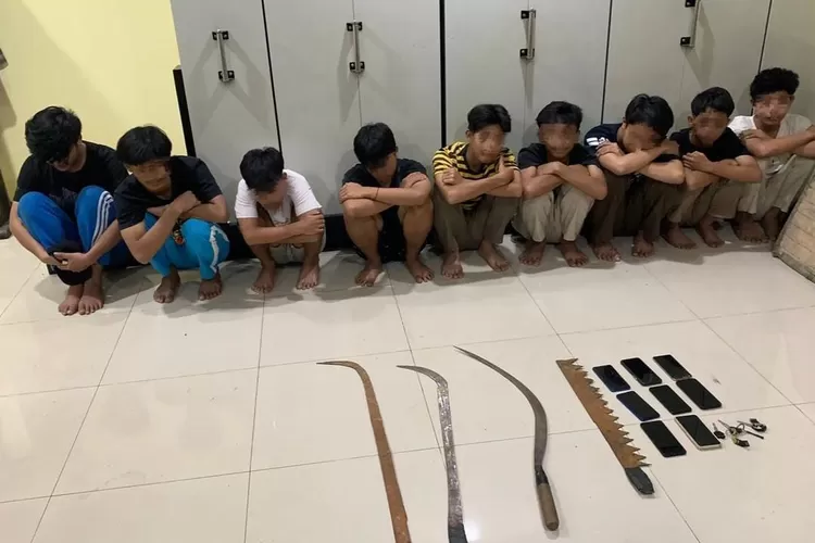 Sembilan remaja dan senjata tajam yang mereka bawa untuk tawuran, diamankan Polres Metro Bekasi, Minggu (8/1/2023) dinihari. 