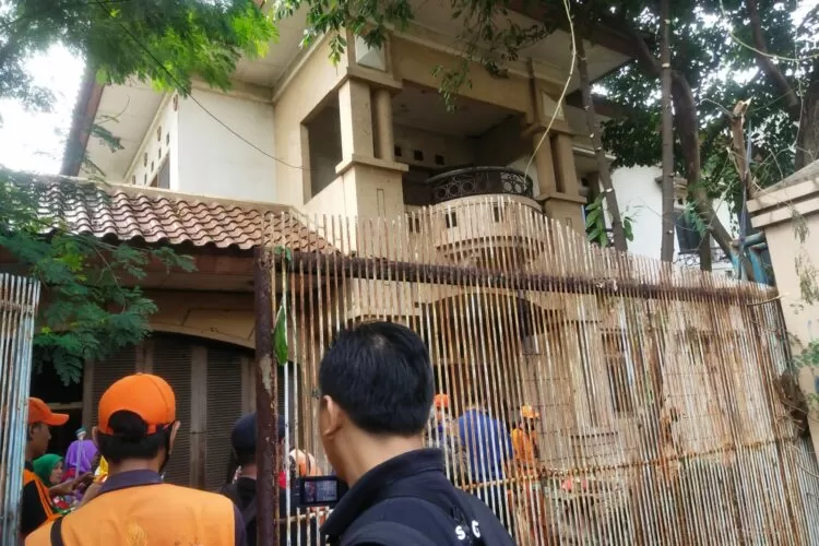 Rumah mewah yang sudah 30 tahun tak terurus, tapi masih ditinggali oleh seorang perempuan dengan nama Eny Sukaesih dan anaknya Tiko. Diduga bahwa Eny adalah Orang Dengan Gangguan Jiwa (ODGJ). (Dok Damkar)