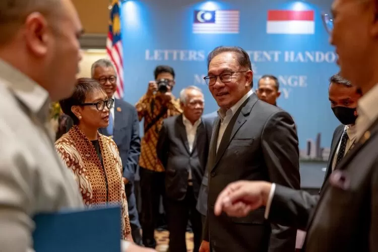 PM Malaysia, Anwar Ibrahim berbincang bersama Menlu Retno Marsudi usai penandatanganan MOU.