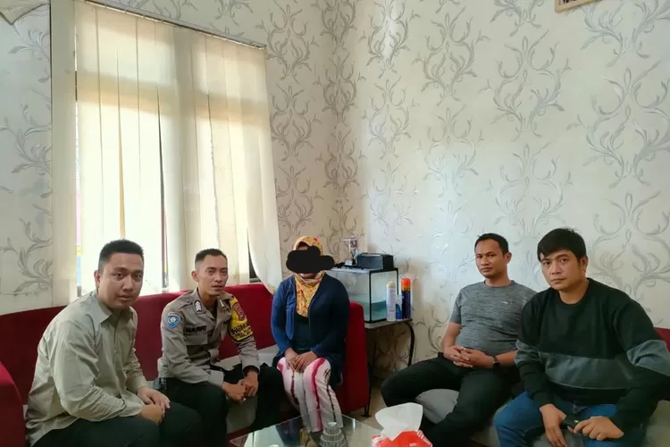 Y saat bersama petugas.