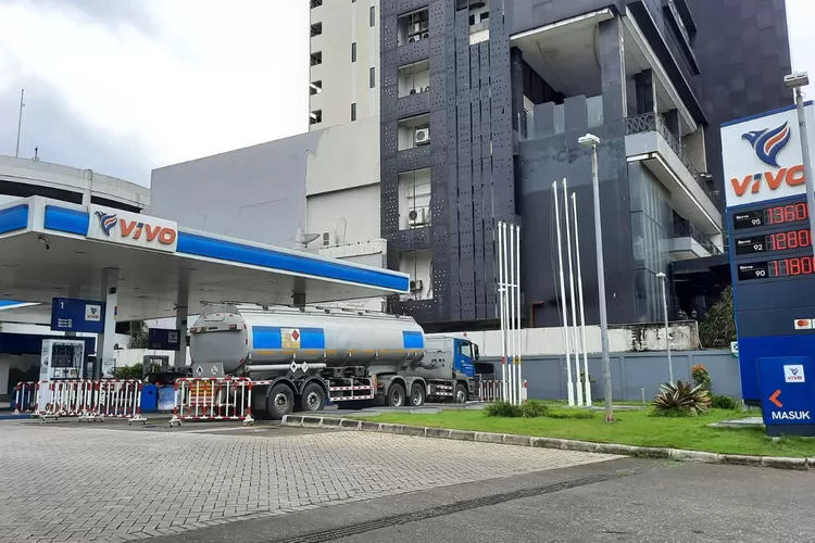 SPBU Vivo di Jalan A. Yani, Kota Bekasi menurunkan harga BBM jenis RON 90 dan RON 92. Seiring terjadi penurunan harga minyak mentah dunia.
