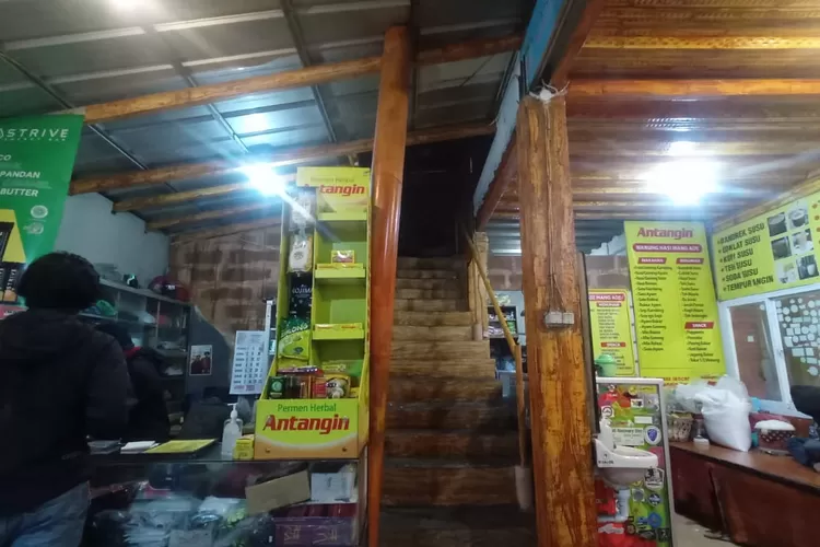 Warung di Puncak sepi karena hujan.