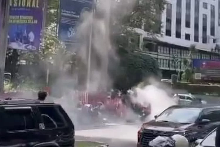 Gas air mata meledak saat kawal timnas Vietnam, Jumat (6/1). Sumber: instagram.