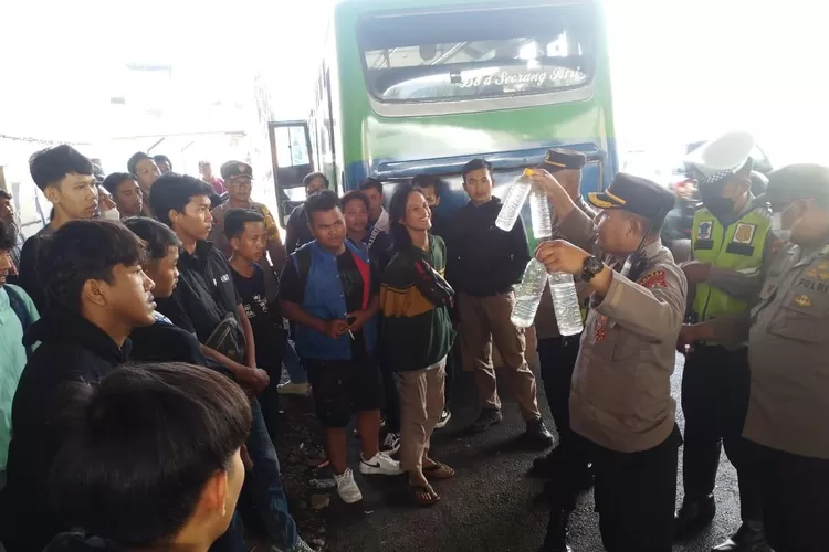 Polsek Jatinangor Amankan Belasan Botol Miras dari Kendaraan Bobotoh yang akan Menuju Stadion GBLA. (ist)