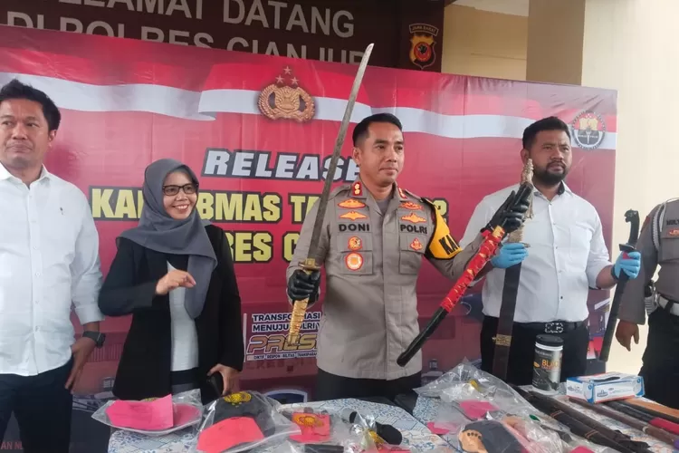 Jumpa pers pengungkapan kasus selama satu tahun di halaman Mapolres Cianjur.
