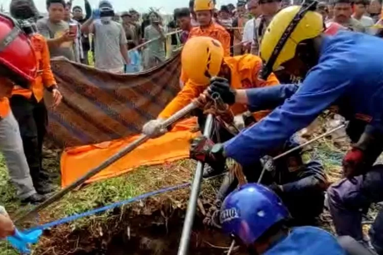 Tim SAR Gabungan saat mengevakuasi korban tercebur sumur di Dusun Hegar Manah RT 25 RW  06 Desa Purwadadi Barat Kecamatan Purwadadi, Subang, Kamis (12/1/2023). (Foto: M.Anwar/ Radar Bandung)