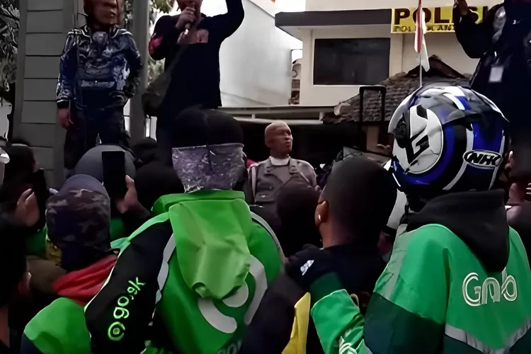 Sejumlah pengemudi Ojek Online (ojol) melakukan demonstrasi di depan Polsek Antapani Kota Bandung, Selasa (3/1). Aksi ini buntut viral video salah selisih paham ojol dengan opang di Pasir Impun Kota Bandung. (FOTO: PUTRA WAHYU PURNOMO/RADAR BANDUNG)