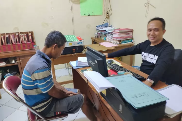 DIINTROGASI: DS (54) harus menjalani pemeriksaan di Polsek Bojongpicung setelah diketahui melakukan pelecehan terhadap kedua cucunya yang masih berusia empat dan sembilan tahun. 