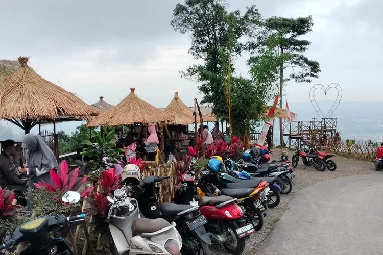 Wisata Puncak PAS Saung Munggaran diserbu wisatawan. (Foto/ M.Anwar/ Radar Bandung).