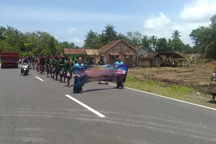 Iring-iringan kirab warga terdampak bandara NYIA dalam prosesi bedhol desa
