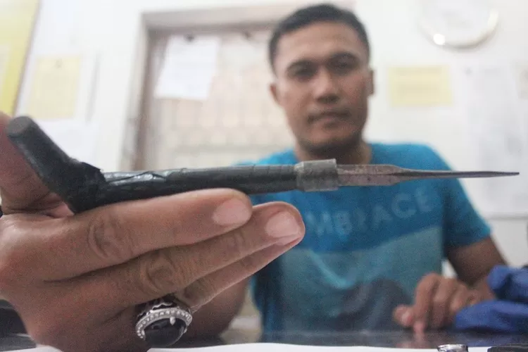 Polisi menunjukkan kunci T yang digunakan komplotan Tasikmalaya menggasak motor di Yogya