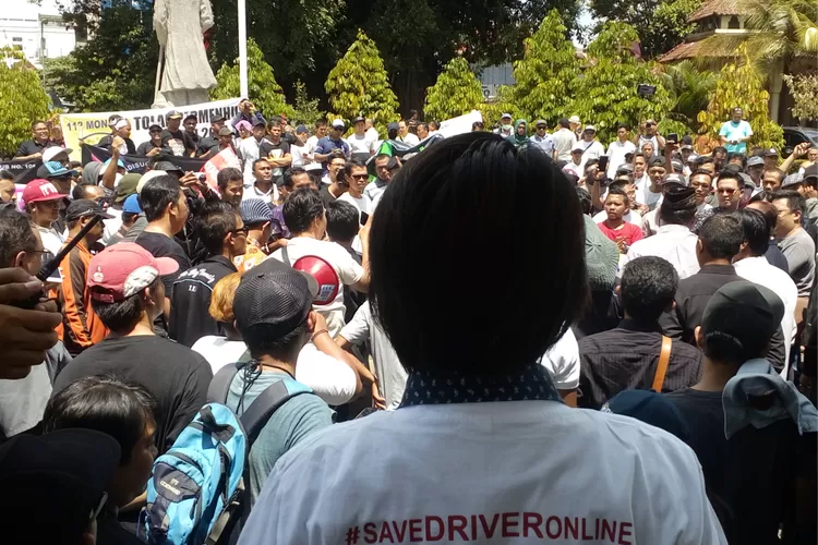 Ratusan pengemudi taksi online saat berunjuk rasa di DPRD DIY menolak Permenhub nomor 108 tahun 2017