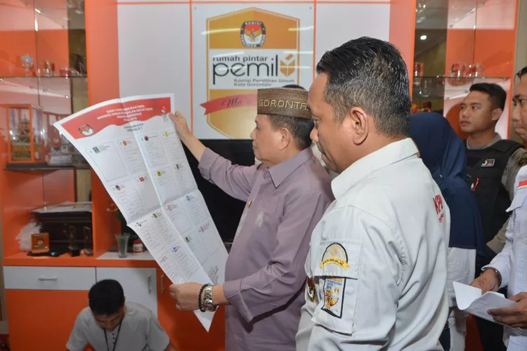 Wakil Gubernur Idris Rahim saat memantau proses sortir dan lipat surat suara di KPU Kota Gorontalo dan KPU Bone Bolango, Kamis (28/3/2019).