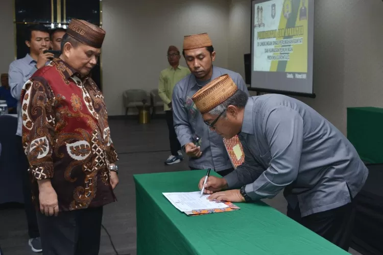 Wakil Gubernur Gorontalo Idris Rahim menyaksikan penandatanganan Pakta Integritas aparatur Dinas Perumahan Rakyat dan Kawasan Permukiman (PRKP) Provinsi Gorontalo di Hotel Grand Whiz, Manado, Jumat (7/2/2020). (F. Haris/Humas)