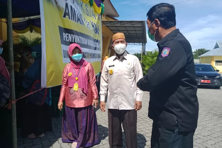 Sekretaris Daerah Provinsi Gorontalo Darda Daraba didampingi Kepala Dinas Kesehatan Provinsi Gorontalo Yana Yani Suleman saat meninjau pelaksanaan vaksinasi di lingkungan Dinas Kesehatan Provinsi Gorontalo, Kamis (18/2/2021).