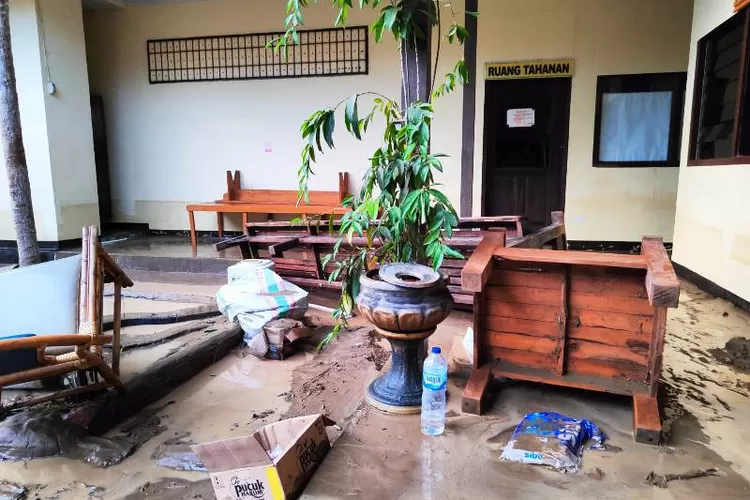 Kondisi Ruang Tahanan di Mapolres Gorontalo yang digenangi air. (foto:opin)