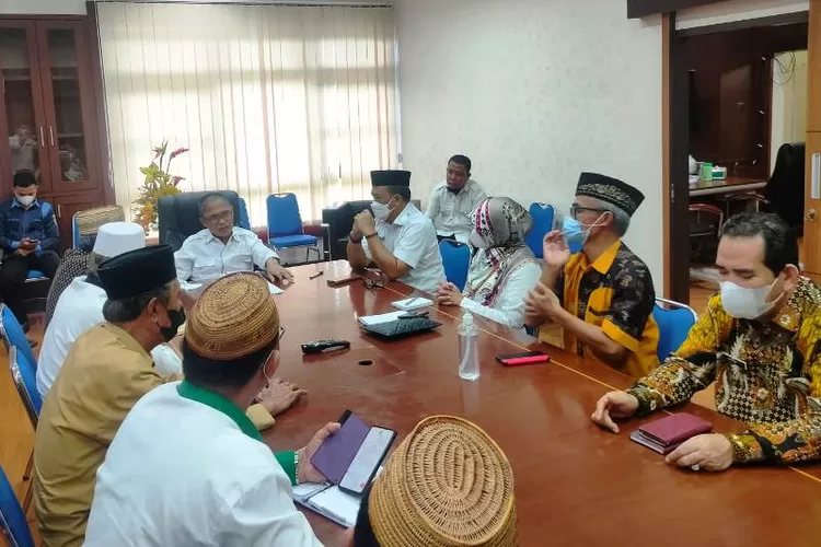 Rapat penentuan zakat fitrah bulan Ramadan 1443 Hijriah diruang kerja Sekda Kota Gorontalo. (foto:hms)