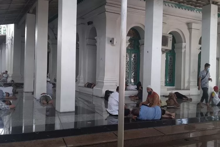 Ilustrasi Masyarakat yang tidur di masjid saat bulan puasa Ramadhan (foto: Ivan)