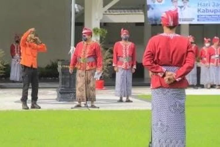 Mas Dhito Kenakan Pakaian Khas Kabupaten Kediri Bermotif Lidah Api