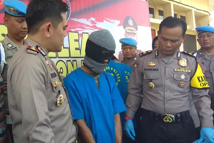 Pasang Wajah Sangar, Bapak Tega Gauli Anak Kandung - Jawa Pos