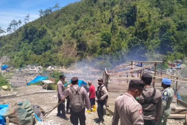 Polisi Tertibkan Tambang Emas Ilegal Di Gunung Botak Maluku - Kilat