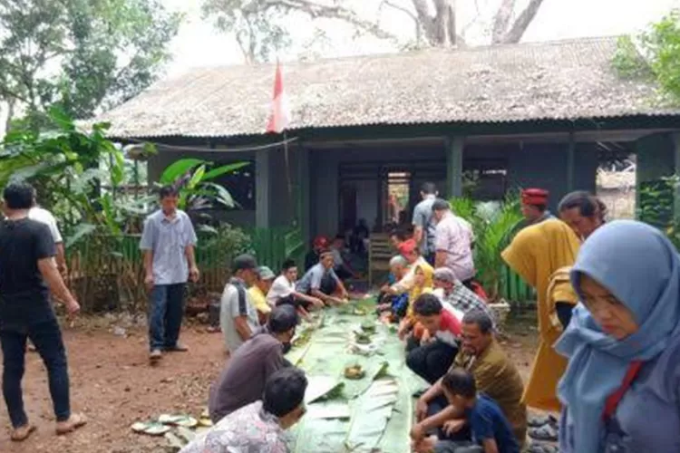 Upacara Adat Babarit, Sedekah Bumi Yang Dilakukan Masyarakat Kampung ...