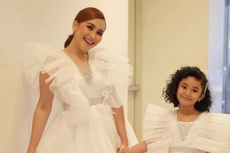 Ayu tingting ungkap akan menikah jika mendapat lampu nijak dari anaknya. Foto/Instagram (Foto/Instagram)
