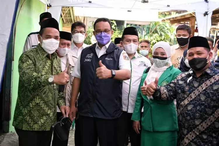 Gubernur DKI Jakarta Anies Baswedan saat melihat secara langsung Ranting Nahdlatul Ulama (NU) di Cipedak, Kampung Ciganjur, yang menjadi posko isoman Covid-19.  (Facebook/Anies Baswedan)