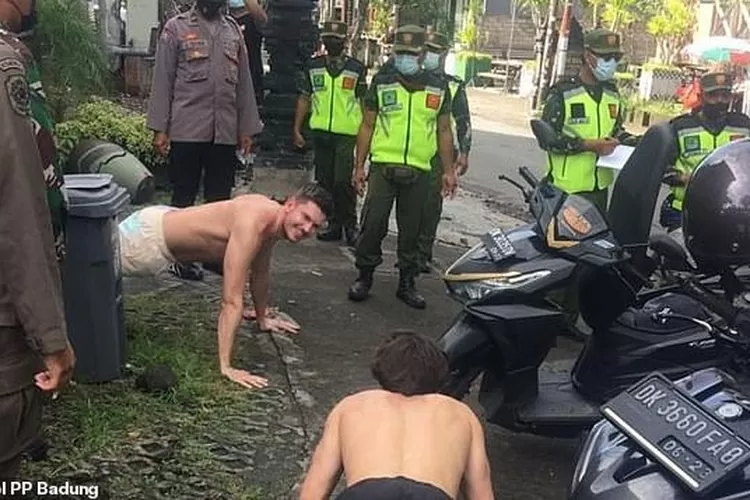 Bali-hukum-wisatawan-yang-tidak-memakai-masker-dengan-push-up-2