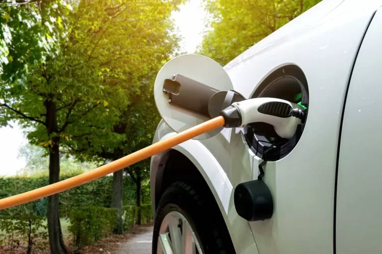 Mobil-Listrik-Diisi-Daya-Pertama-Kali-dalam-5-Menit