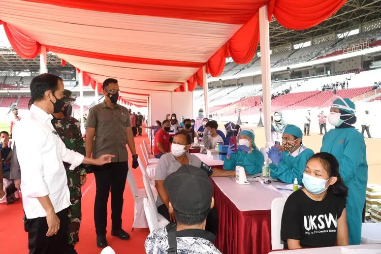 PRESIDEN-JOKOWI-TINJAU-VAKSINASI-DI-GBK-2