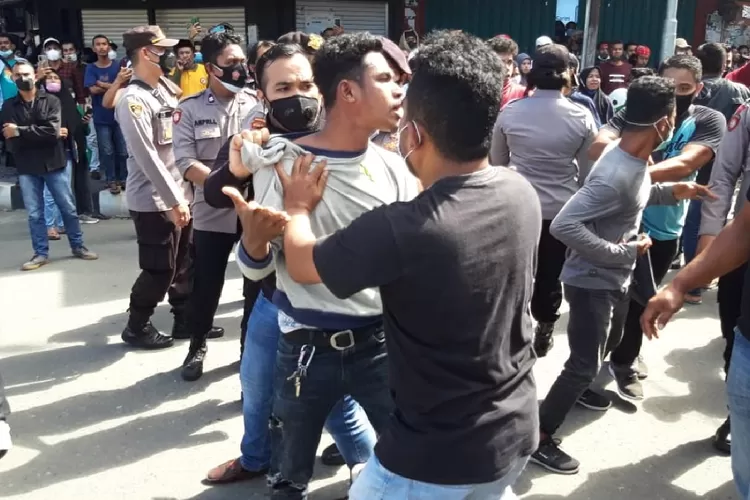 Demonstrasi Tolak Ppkm Ambon Ricuh Polisi Vs Mahasiswa Klik Times