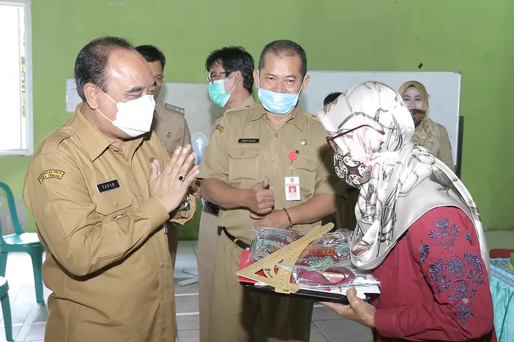 Pjs. Wali Kota Semarang Tavip Supriyanto menyerahkan secara simbolis perlengkapan menjahit kepada peserta saat membuka Pelatihan Menjahit di Balai Kelurahan Sadeng Gunungpati (3) (1)