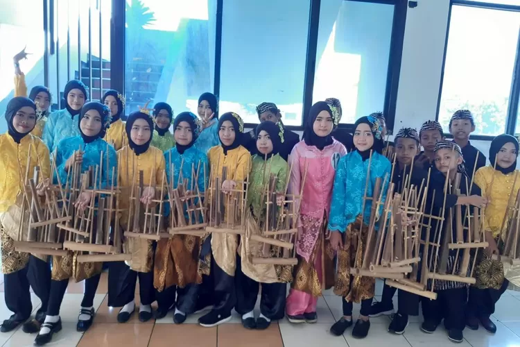 PRESTASI: Tim Angklung SDN Batutulis 2 foto bersama usai meraih prestasi dalam Lomba Angklung yang digelar Disparbud Kota Bogor.