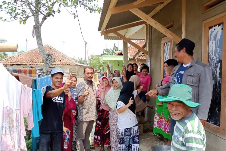  BLUSUKAN: Calon Kades Pasirmuncang nomor urut 01, Yudi Wahyudi tengah melakukan blusukan ke rumah-rumah warga saat melakukan kampanye, kemarin.