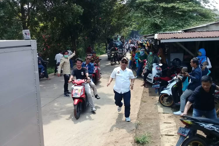 MERIAH: Ini dia kemeriahan kampanye yang dilakukan calon Kades Kalisuren nomor urut dua, Odih Iyas, kemarin.