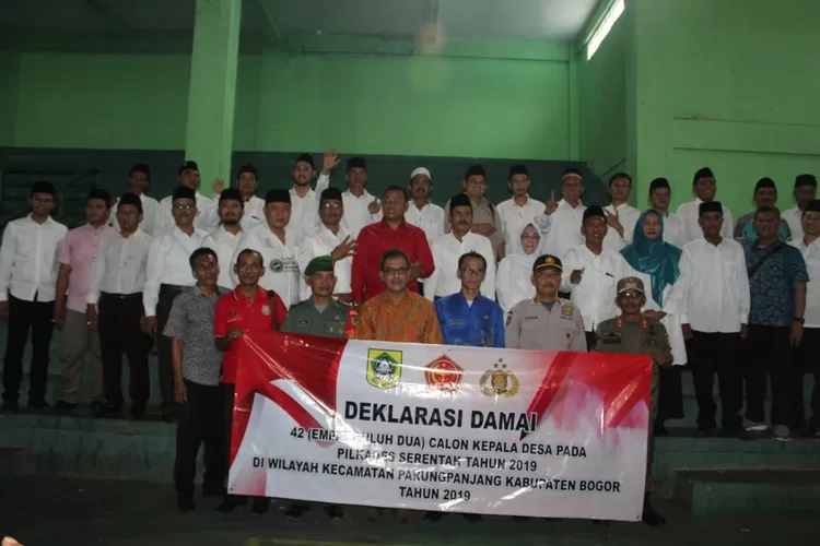 DEKLARASI: Para calon kades yang maju di Pilkades se-Kecamatan Parungpanjang mengikuti deklarasi damai di GOM Griya Parungpanjang, kemarin