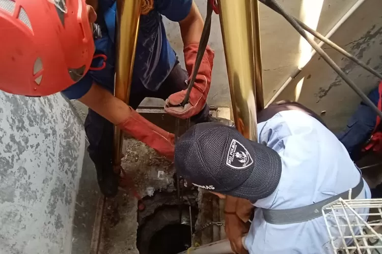 EVAKUASI: Damkar Kabupaten Bogor saat mengevakuasi jasad Yeni yang terjun ke sumur lantaran frustrasi terlilit utang.