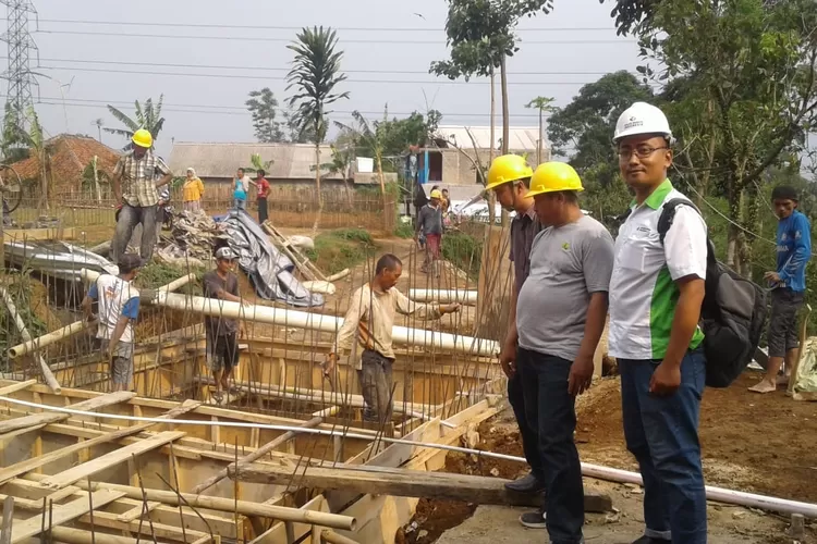 NGECEK: BKM di tiga desa yang mendapat bantuan IPAL mengecek pembangunan Sanimas. Bantuan ini dibu-tuhkan warga agar hidup lebih bersih