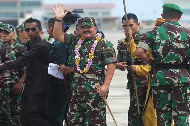 Panglima TNI Marsekal TNI Hadi Tjahjanto melambaikan tangan saat berjalan menuju helikopter Kalakar PC 725 yang akan ditumpanginya menuju wilayah perbatasan bersama Kapolri Jenderal Pol Tito Karnavian di Lanud Tarakan, Kalimantan Utara, Rabu (28/3). Kedatangan Panglima TNI bersama Kapolri tersebut dalam rangka meninjau wilayah perbatasan Pulau Sebatik dan Krayan. ANTARA FOTO/Fachrurrozi/zk/kye/18
