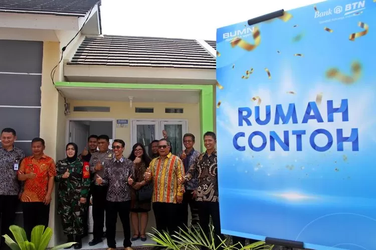 KREDIT RUMAH: Jajaran PT BTN saat foto bersama usai menggelar akad KPR secara massal untuk masy-arakat berpenghasilan rendah.