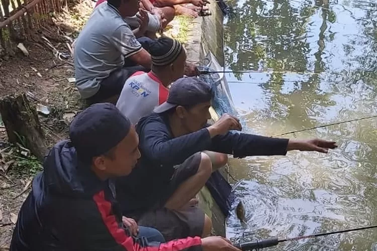 SERU: Sejumlah warga RT 03 bersama Timses Heri Hermawan terlihat seru saat mengikuti mancing bareng, kemarin.