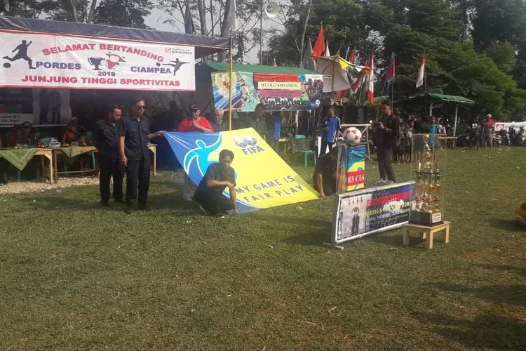 SAMBUTAN: Kades Ciampea, Suparman memberikan sambutan saat pembukaan pordes cup di Lapangan Burnei, kemarin.