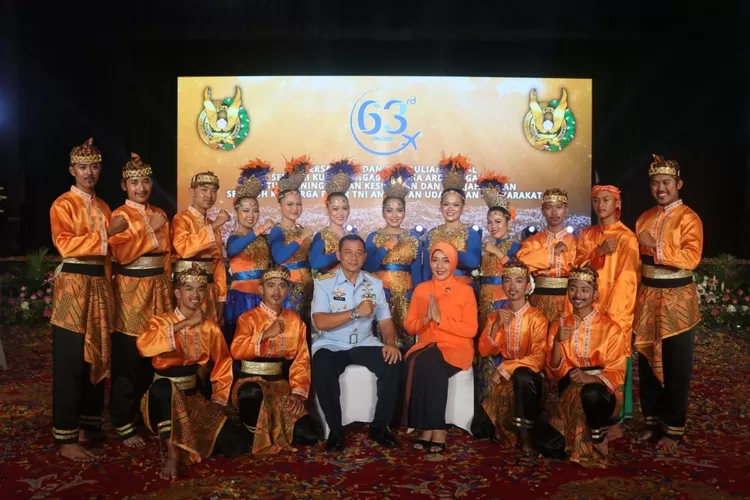 AKRAB: Ketua PIA Ardhya Garini Cabang III Lanud Atang Sendjaja Bogor Mira Eding Sungkana foto bersama saat memperingati HUT ke-63 di gedung Puri Ardhya Garini Halim Perdanakusuma